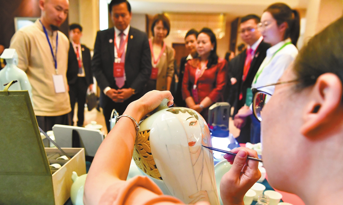 Guests watch a craftsman paint a ceramic vase at the Second World Conference of Sinologists held in Nanping, East China's Fujian Province, on October 27, 2024.Photo: IC