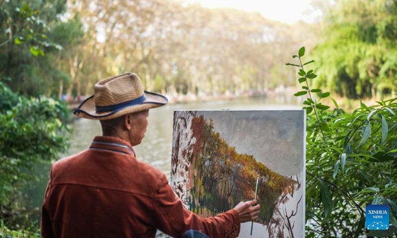 A man paints at Huaxi National Urban Wetland Park in Guiyang, capital of southwest China's Guizhou Province, Oct. 27, 2024. (Photo: Xinhua)