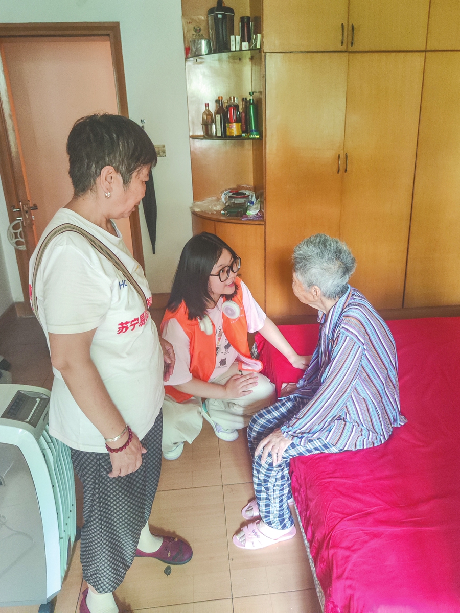 Xia Xia talks with an elderly lady at the latter's home. Photo: Courtesy of Xia