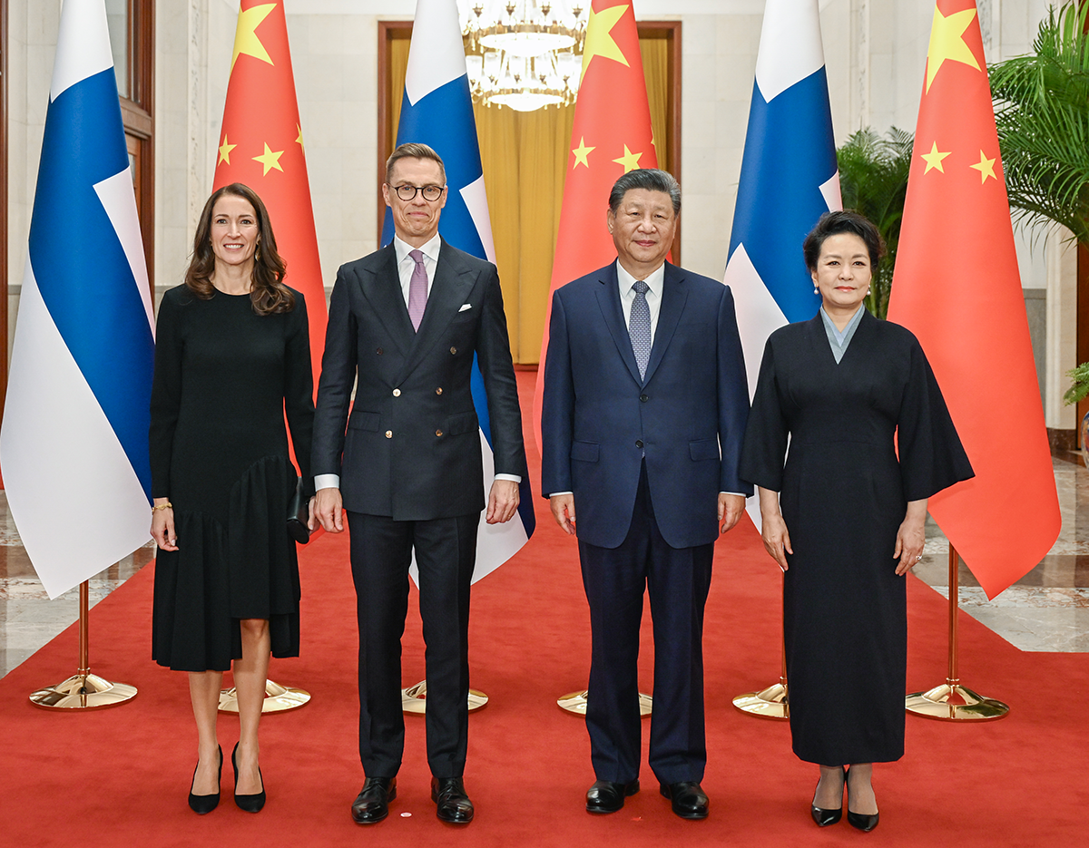 Chinese President Xi Jinping and his wife Peng Liyuan pose for a photo with visiting Finnish President Alexander Stubb and his wife Suzanne Innes-Stubb at the Great Hall of the People in Beijing on October 29, 2024. Photo: Xinhua