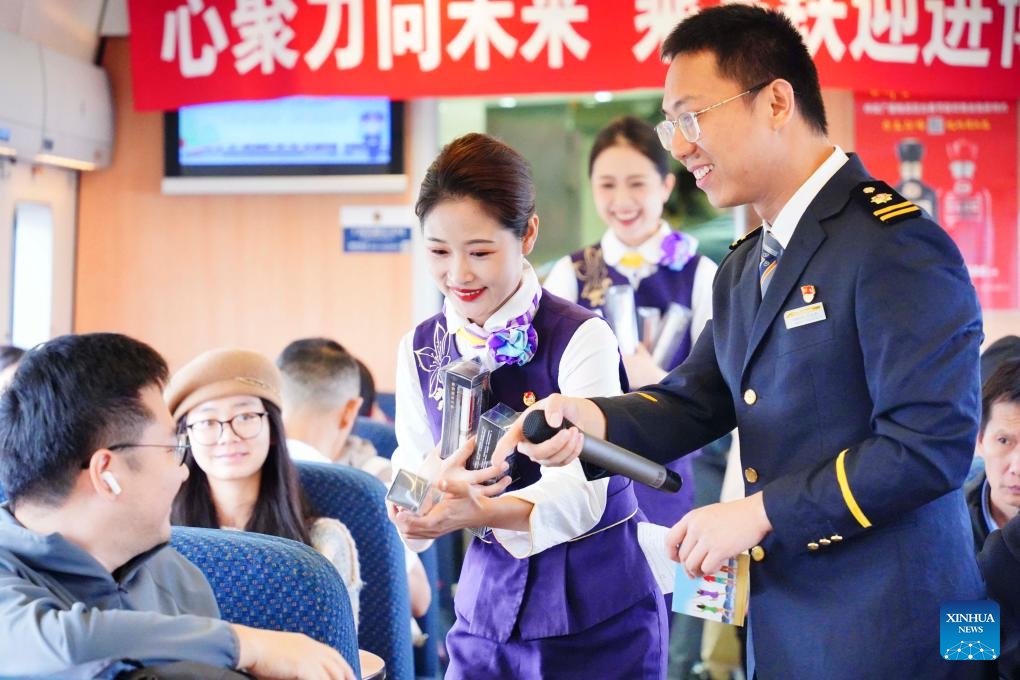 A passenger participates in a quiz game during a promotion event for the seventh China International Import Expo (CIIE) on the train D3205 on Oct. 28, 2024. The CIIE is scheduled to take place in Shanghai from Nov. 5 to 10. (Photo: Xinhua)