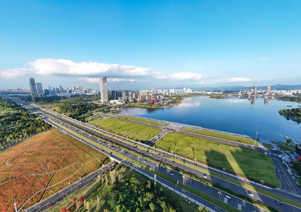 A drone photo taken on Oct. 17, 2024 shows the Chengdu Science City by the Xinglong Lake in Tianfu New Area, southwest China's Sichuan Province. Ten years ago, the Tianfu New Area was officially approved as a national-level new economic zone. Prioritizing ecology and green development, the Tianfu New Area has taken construction of a park city as one of its guidelines. Meanwhile, it has also focused on strengthening technological innovation and optimizing the business environment. (Photo: Xinhua)