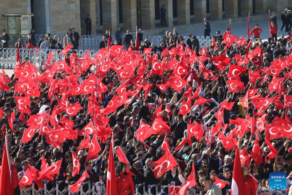 Türkiye Cumhuriyeti Ankara, 2024, 29 Ekim 2024'te Türkiye Cumhuriyeti'nin kuruluşunun 101'inci yıl dönümünü kutladı. Türkiye, Türkiye Cumhuriyeti'nin kuruluşunun 101. yıl dönümünü Salı günü ülke çapında çeşitli etkinlik ve anma törenleriyle kutladı (Fotoğraf: Xinhua)