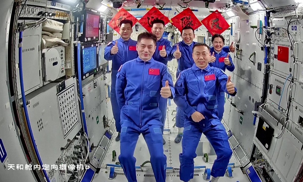 This image captured at Beijing Aerospace Command and Control Center on October 30, 2024 shows a group photo of the crews of Shenzhou-18 and Shenzhou-19 manned spaceships. Photo: China Manned Space Agency