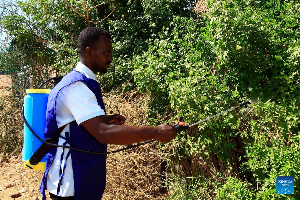 A Sudanese volunteer sprays insecticide to combat disease vectors in Al-Halfaya neighborhood in Bahri city, Khartoum, Sudan, Oct. 28, 2024. (Photo: Xinhua)