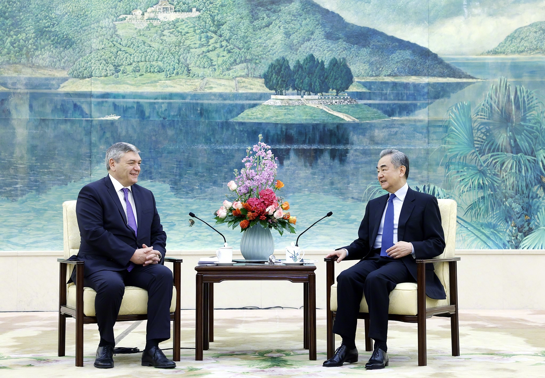 Chinese FM meets with Russian deputy FM in Beijing