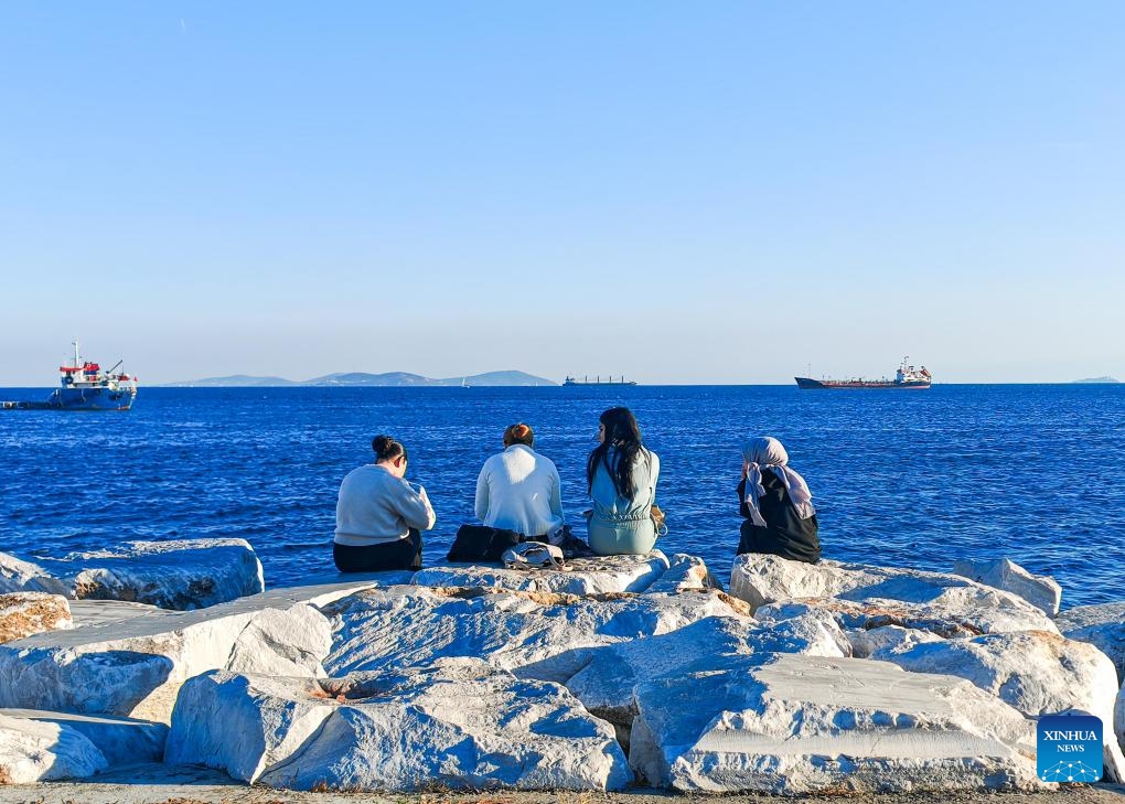 This photo taken with a mobile phone shows people resting on the coast of Marmara Sea in Istanbul, Türkiye, Oct. 26, 2024. (Photo: Xinhua)