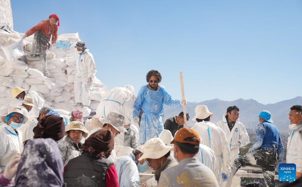 Workers and volunteers prepare the paint during an annual renovation of the Potala Palace in Lhasa, southwest China's Xizang Autonomous Region, Oct. 29, 2024. (Photo: Xinhua)