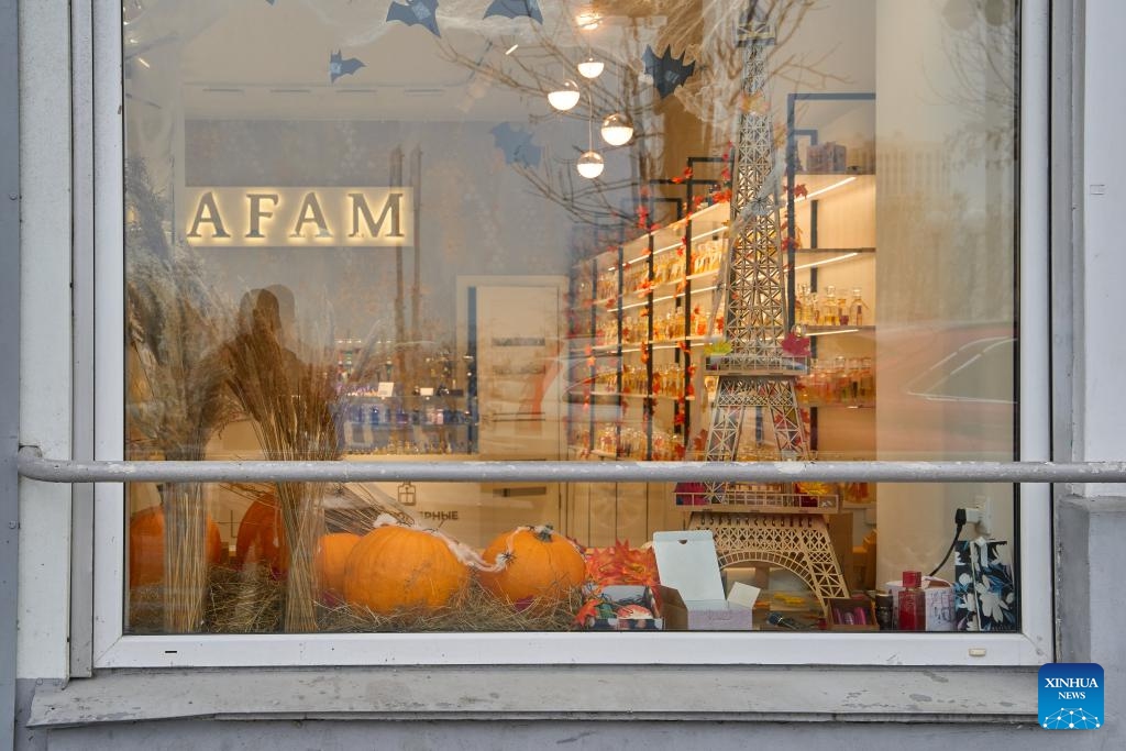 A store window is decorated with pumpkins for Halloween in Vladivostok, Russia, Oct. 31, 2024. (Photo: Xinhua)