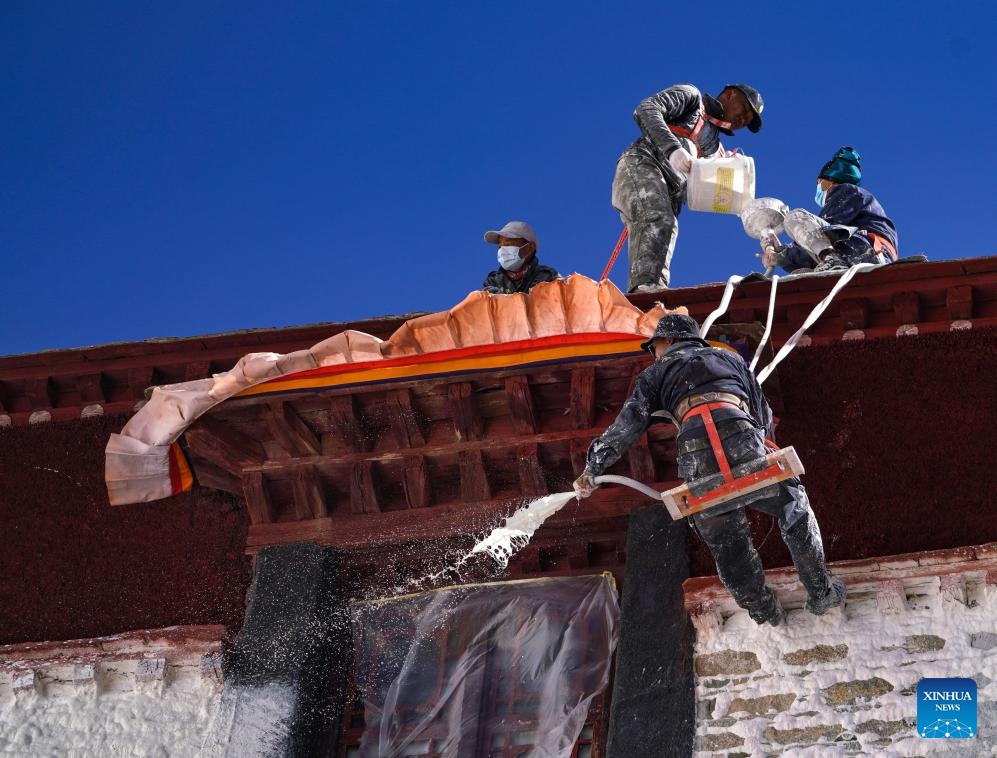 Workers paint the wall of the Potala Palace during an annual renovation of the ancient architectural complex in Lhasa, southwest China's Xizang Autonomous Region, Oct. 30, 2024. (Photo: Xinhua)