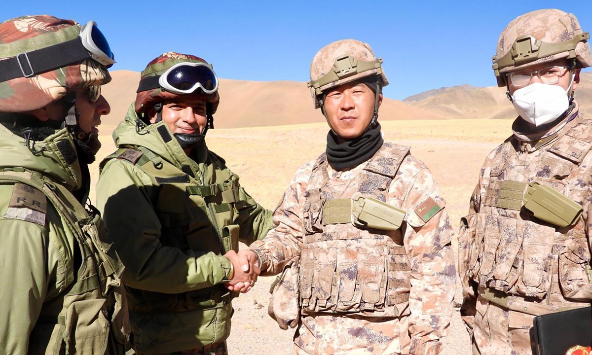 Chinese and Indian troops shake hands after exchanging sweets at a border point on October 31, 2024. Frontline troops of the Chinese and Indian militaries are making progress in implementing the recent resolutions on issues concerning the border areas in an orderly manner. Photo: Visual News