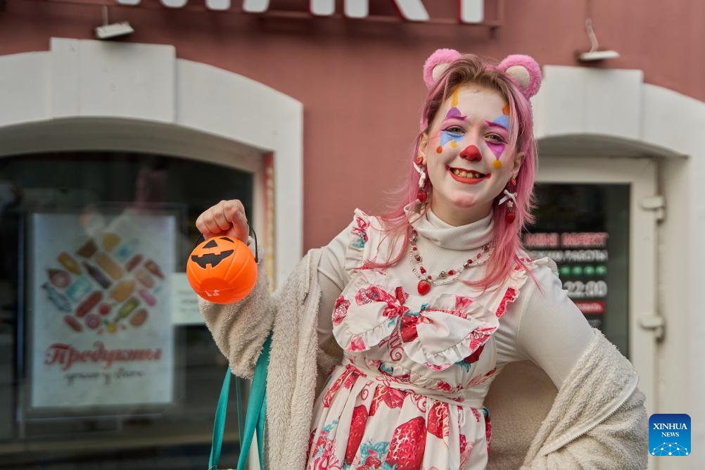 A girl in Halloween costume holds a pumpkin lamp in Vladivostok, Russia, Oct. 31, 2024. (Photo: Xinhua)