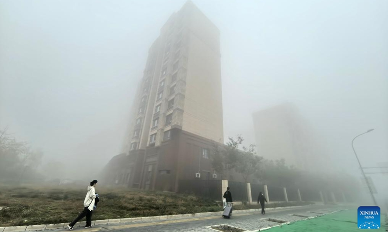 Citizens walk amid fog in Beijing, capital of China, Nov. 2, 2024. (Photo: Xinhua)