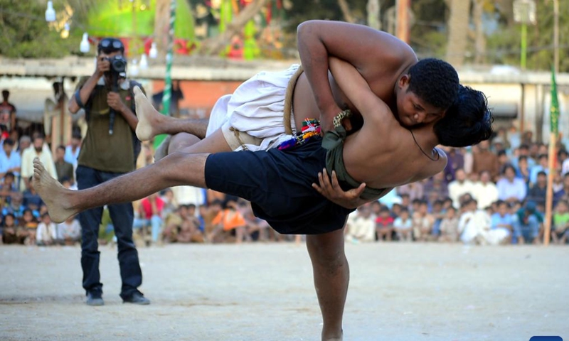 Wrestlers compete in a traditional wrestling match in southern Pakistani port city of Karachi on Nov. 1, 2024. (Photo: Xinhua)