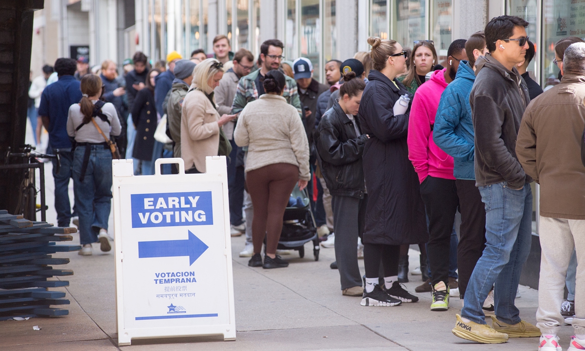 Residents of Chicago wait in line to cast their ballots at the Loop Supersite on November 2, 2024, ahead of the November 5 general election.
 Photo: VCG