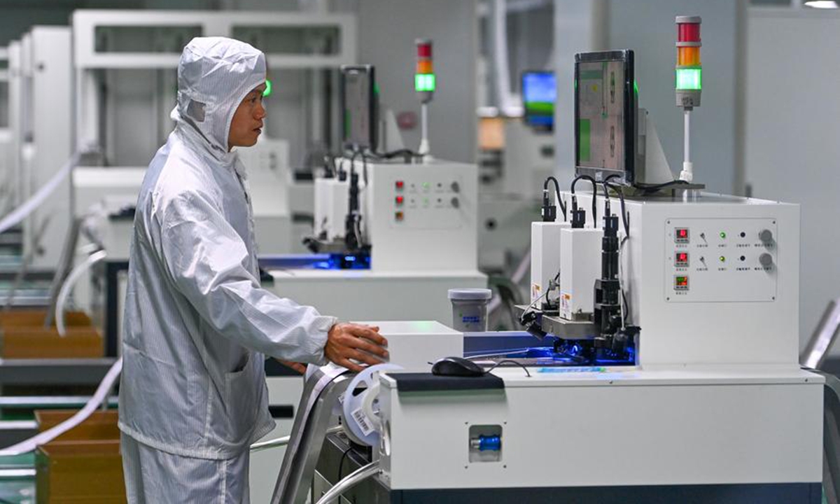 A staff member works at the workshop of an electronic technology company in the comprehensive bonded zone in Kashgar Prefecture, northwest China's Xinjiang Uygur Autonomous Region, Nov. 4, 2023. (Photo: Xinhua)