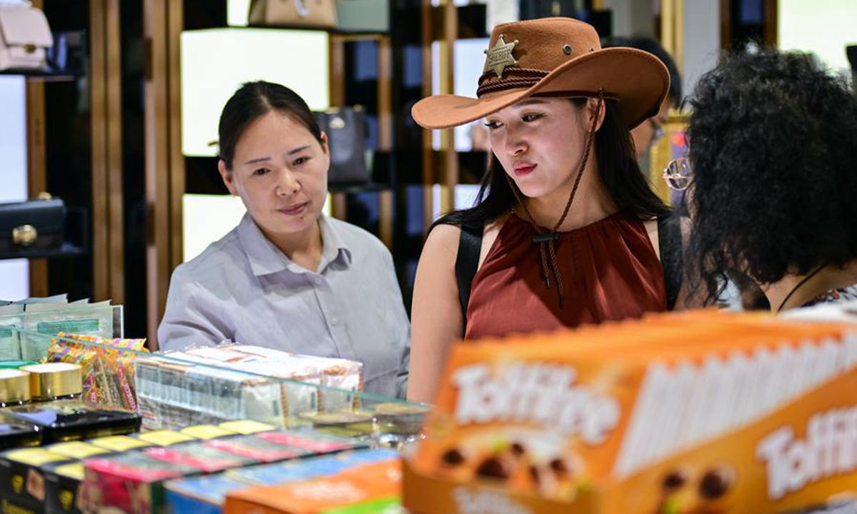 A tourist selects products at a duty-free shop at the Horgos International Border Cooperation Center on the China-Kazakhstan border in Horgos, northwest China's Xinjiang Uygur Autonomous Region, July 26, 2024. (Photo: Xinhua)