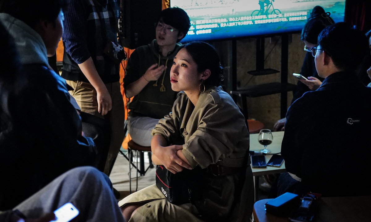 Audience members engage in on-site discussions after an academic lecture held at a bar in Beijing, on October 18, 2024. Photo: VCG