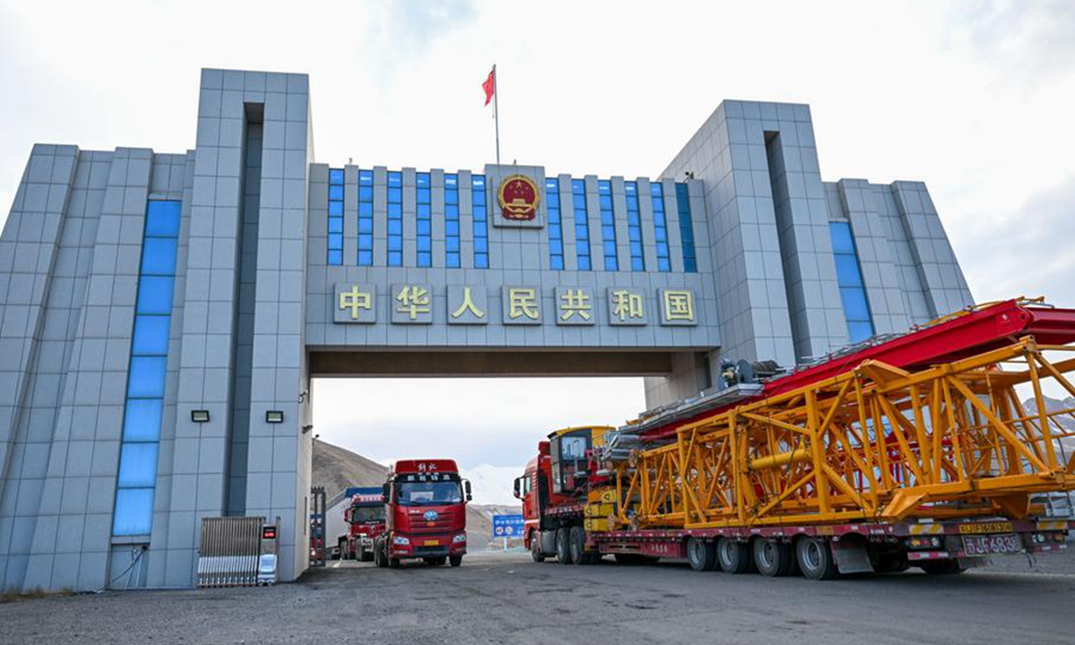 This photo taken on Oct. 25, 2024 shows trucks crossing the Irkeshtam port in northwest China's Xinjiang Uygur Autonomous Region. (Photo: Xinhua)