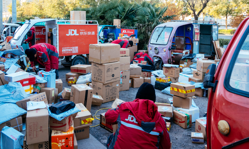 Workers sort parcels at an express delivery station in Weinan, Northwest China's Shaanxi Province, on November 30, 2024. Photo: VCG
