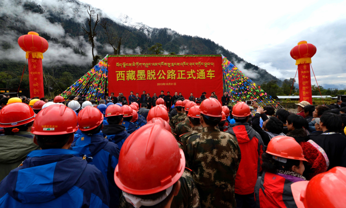 A ceremony is held on October 31, 2013, when Medog Highway officially opened to traffic. Medog in Southwest China’s Xizang Autonomous Region was the last Chinese county without access to highways. Photo: VCG 