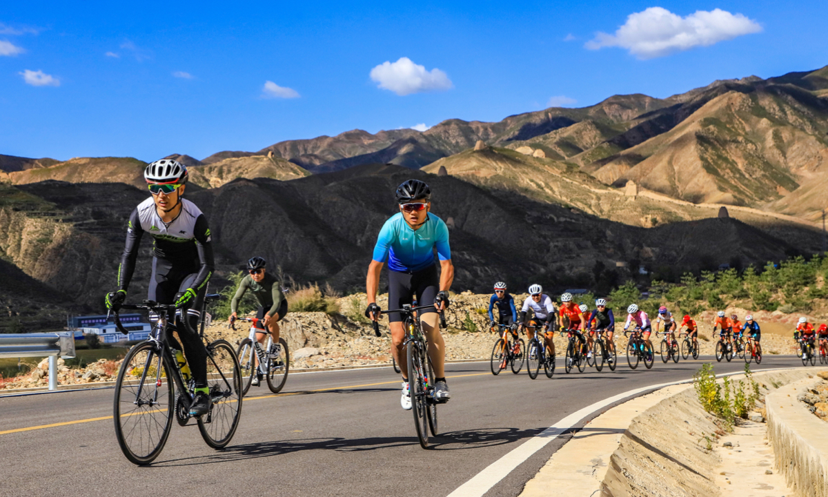 Cycling enthusiasts compete in a road cycling competition held in Zuoyun county, North China’s Shanxi Province, along the No.1 Great Wall Tourist Road cycling route on September 20, 2022. Photo: Courtesy of State Council Information Office 