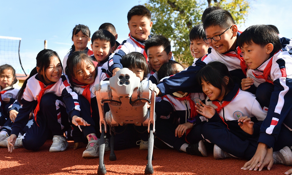 A group of pupils observe a dancing robot at a primary school in Qingdao, East China's Shan-dong Province on November 4, 2024. In February, China's Ministry of Education announced 184 artificial intelligence (AI) education pilot bases in primary and secondary schools to further explore new concepts, new models and new schemes of AI education.
Photo: VCG