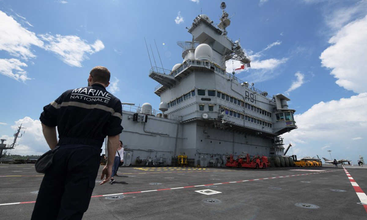 File photo taken on May 28, 2019 shows a soldier on board the French aircraft carrier <em>Charles de Gaulle</em> docked at Changi Naval Base, Singapore (Photo: Xinhua)