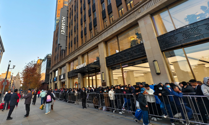 People queue outside a Huawei store in Shanghai for the newly released Mate 70 series on November 26, 2024. Photo: VCG