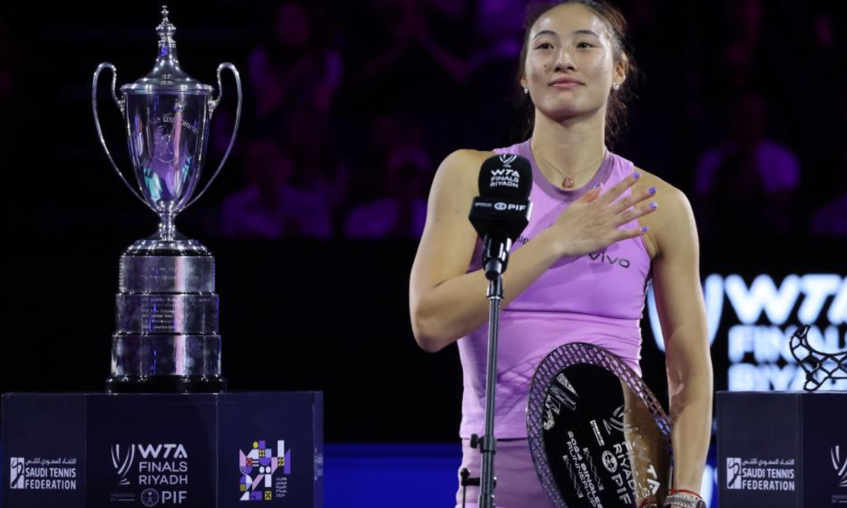 Zheng Qinwen of China speaks to the audience during the awarding ceremony of the final match against Coco Gauff of the US at WTA Finals tennis tournament in Riyadh, Saudi Arabia, November 9. Photo: Xinhua/Wang Haizhou