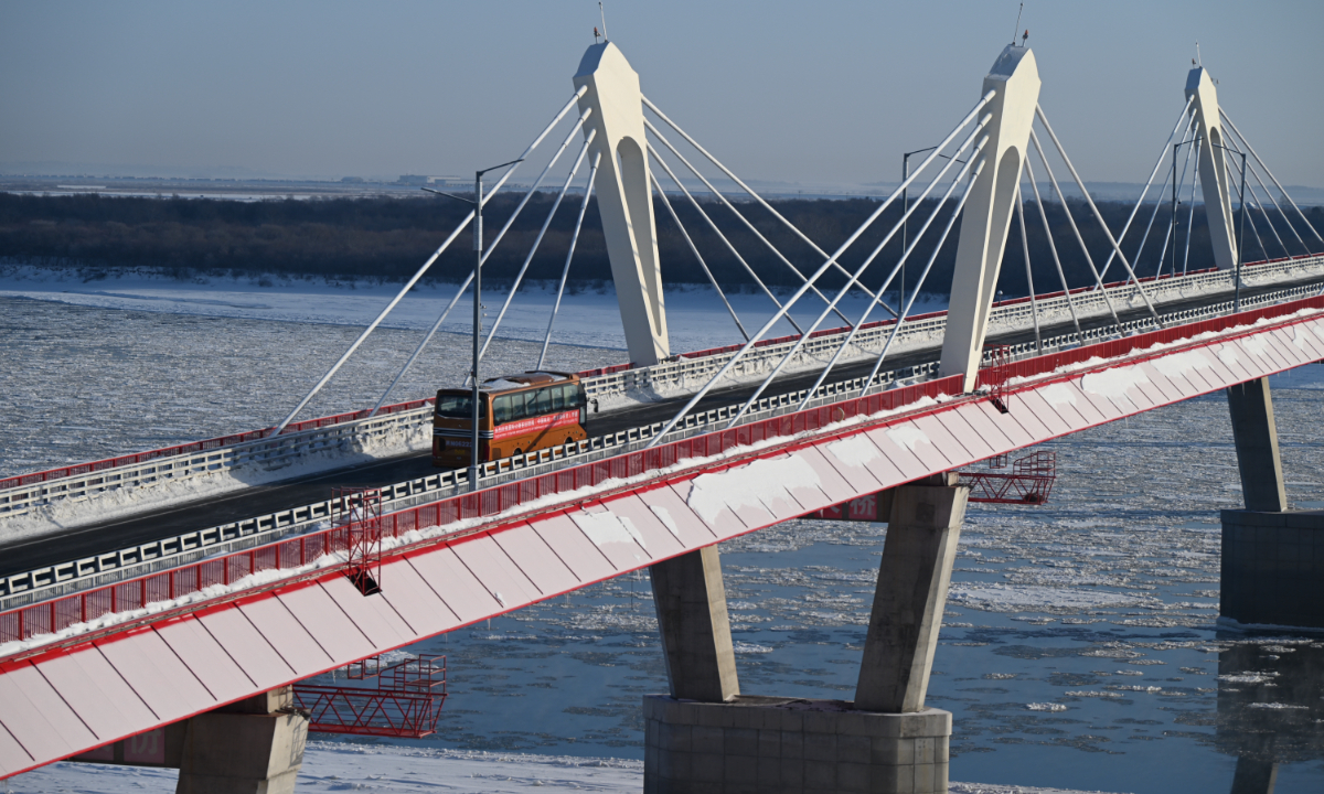 A passenger bus passes through the Heihe-Blagoveshchensk highway bridge between China and Russia, heading to the Kani-Kurgan-Heihe checkpoint from Heihe, Northeast China's Heilongjiang Province, on December 10, 2024. The checkpoint started cross-border passenger services on the day. Four buses operate daily in both directions, departing from Heihe and Blagoveshchensk. Photo: VCG