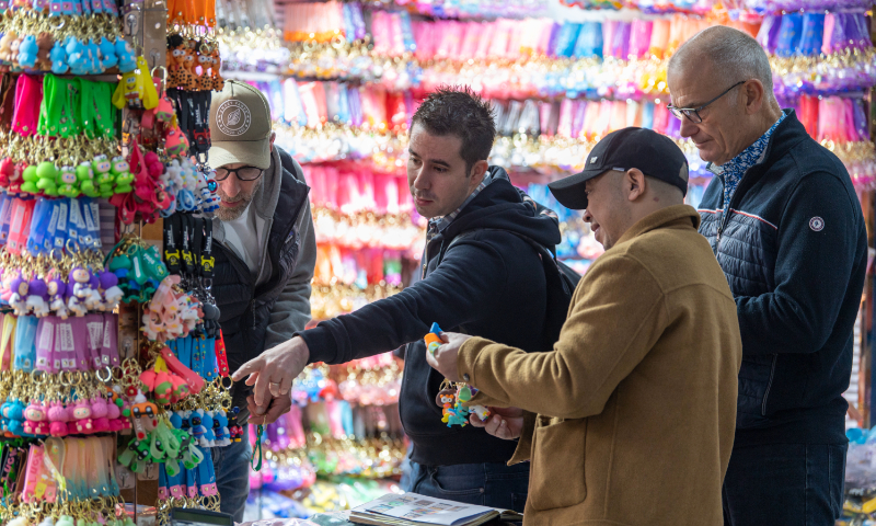 Foreign merchants shop for holiday goods at Yiwu International Trade City in Yiwu, East China's Zhejiang Province, on November 26, 2024. With Thanksgiving and Christmas holidays approaching, Yiwu has seen a foreign shopping boom, with larger numbers of foreign businesspeople making purchases at the shopping area. Photo: VCG