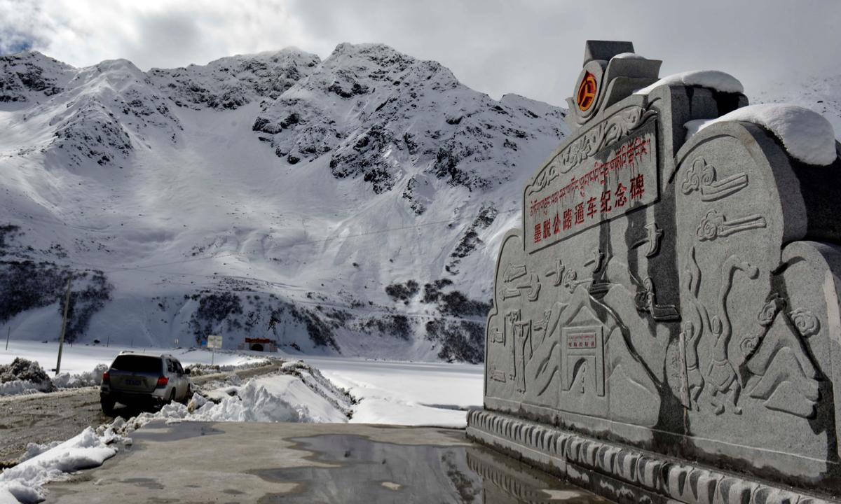 A monument on the Medog Highway Photo: VCG 