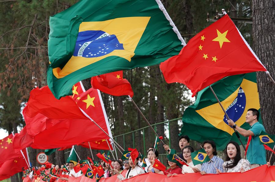 Representatives of overseas Chinese, local Chinese-funded enterprises and Chinese students in Brazil warmly welcome Chinese President Xi Jinping on the roadside while Xi's motorcade is on its way from the airport to the hotel in Brasilia, Brazil, Nov 19, 2024. Photo:Xinhua