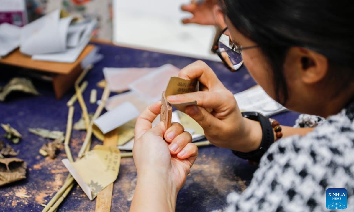 A media worker tries lacquerware making at the media center of the 7th China International Import Expo (CIIE) in Shanghai, east China, Nov. 4, 2024. The 7th CIIE will be held in Shanghai from Nov. 5 to 10. A variety of cultural activities at the media center attracted many media staff. (Photo: Xinhua)