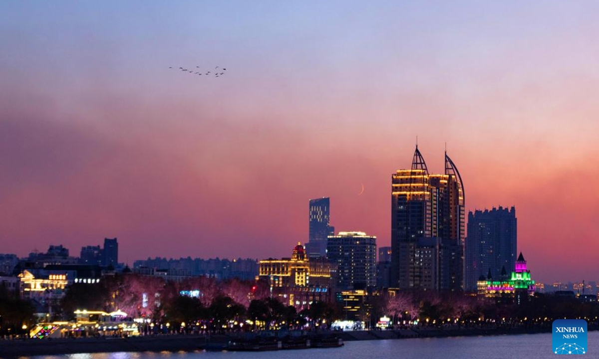 A conjunction of the Venus and the crescent moon is observed in Harbin, northeast China's Heilongjiang Province, Nov. 4, 2024. (Photo: Xinhua)