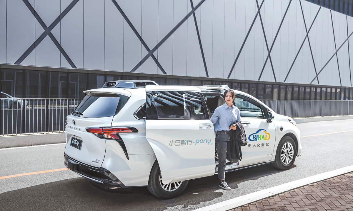 A passenger steps out of a Pony.ai's autonomous vehicle. Photo: Courtesy of Pony.ai