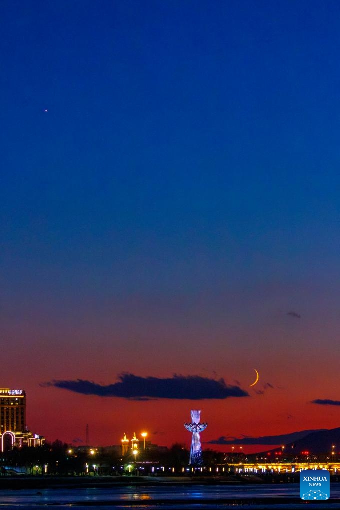 A conjunction of the Venus and the crescent moon is observed in Harbin, northeast China's Heilongjiang Province, Nov. 4, 2024. (Photo: Xinhua)