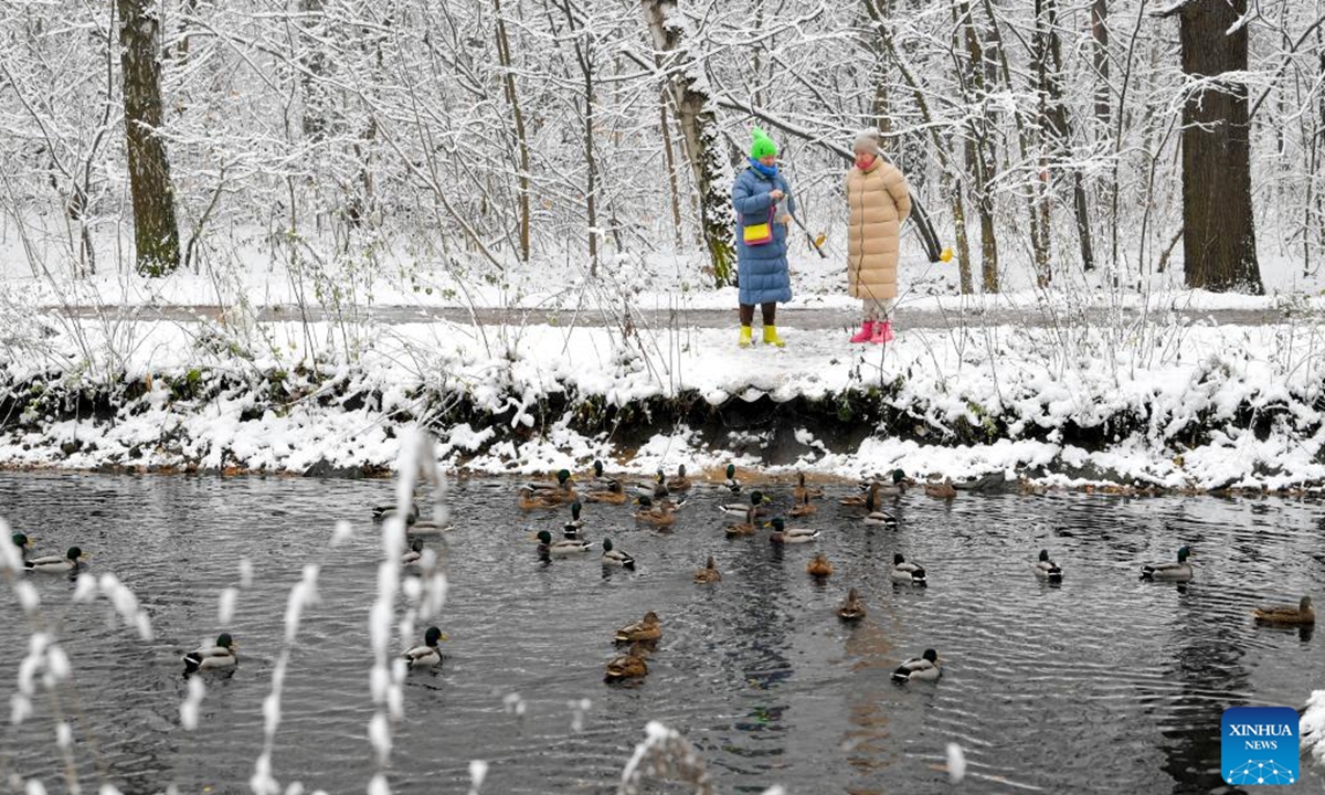 People walk in a snow-covered park in Moscow, Russia, Nov. 4, 2024. (Photo: Xinhua)