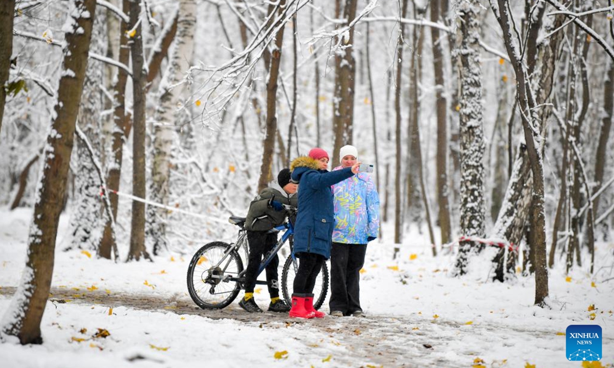 People walk in a snow-covered park in Moscow, Russia, Nov. 4, 2024. (Photo: Xinhua)