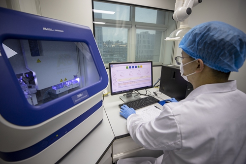 A police officer conducts a DNA test in Yancheng, East China's Jiangsu Province, on January 20, 2021. Photo: VCG