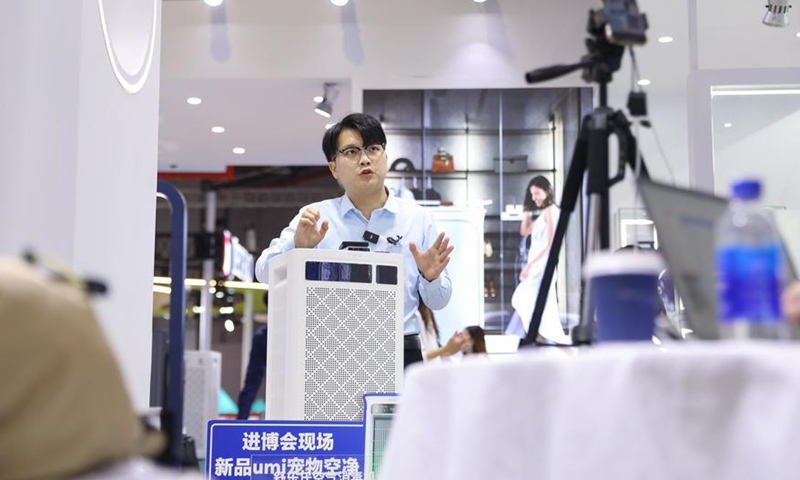 An exhibitor promotes products via livestreaming at the booth of SoleusAir, a first-time exhibitor of the China International Import Expo (CIIE), during the 7th CIIE in east China's Shanghai, Nov. 9, 2024. (Xinhua/Du Xiaoyi)
