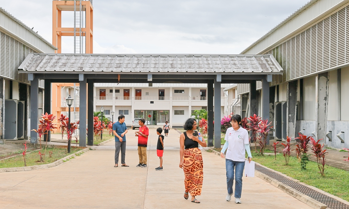 Chinese researchers discuss technologies with local farmers at the China-Fiji Juncao Technology Demonstration Center, on October 11, 2024. Photo: Bai Yuanq