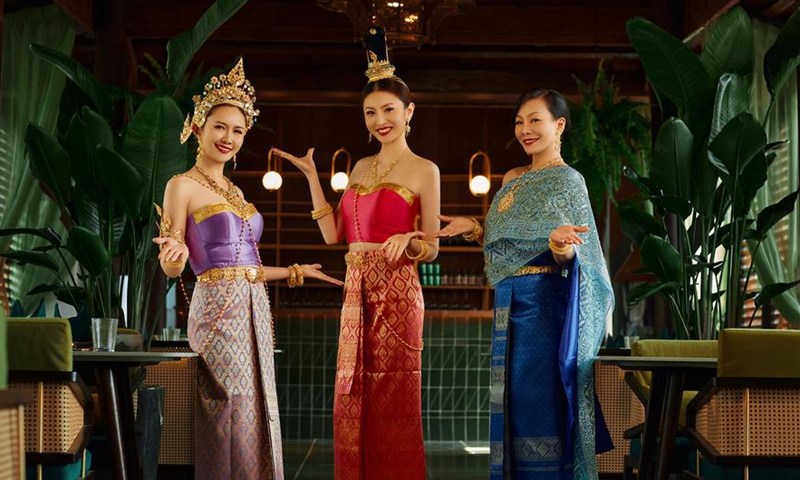 This undated file photo shows Nannaphat Ananmethaphat (1st R) posing for a photo with her friends in Kunming, southwest China's Yunnan Province.