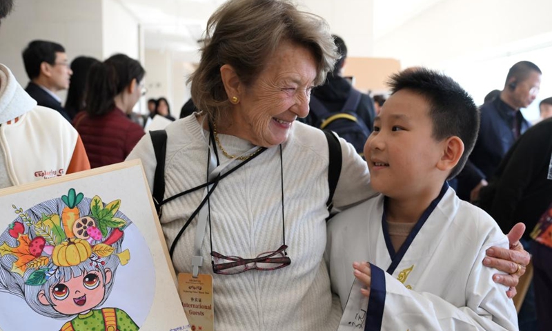 A foreign guest communicates with a child at Yinxu Museum in Anyang, central China's Henan Province, Nov. 5, 2024. Over 40 foreign participants of the inaugural World Conference on Classics visited Henan to explore the openness and inclusiveness of Chinese civilization from Nov. 3 to 5. (Photo: Xinhua)