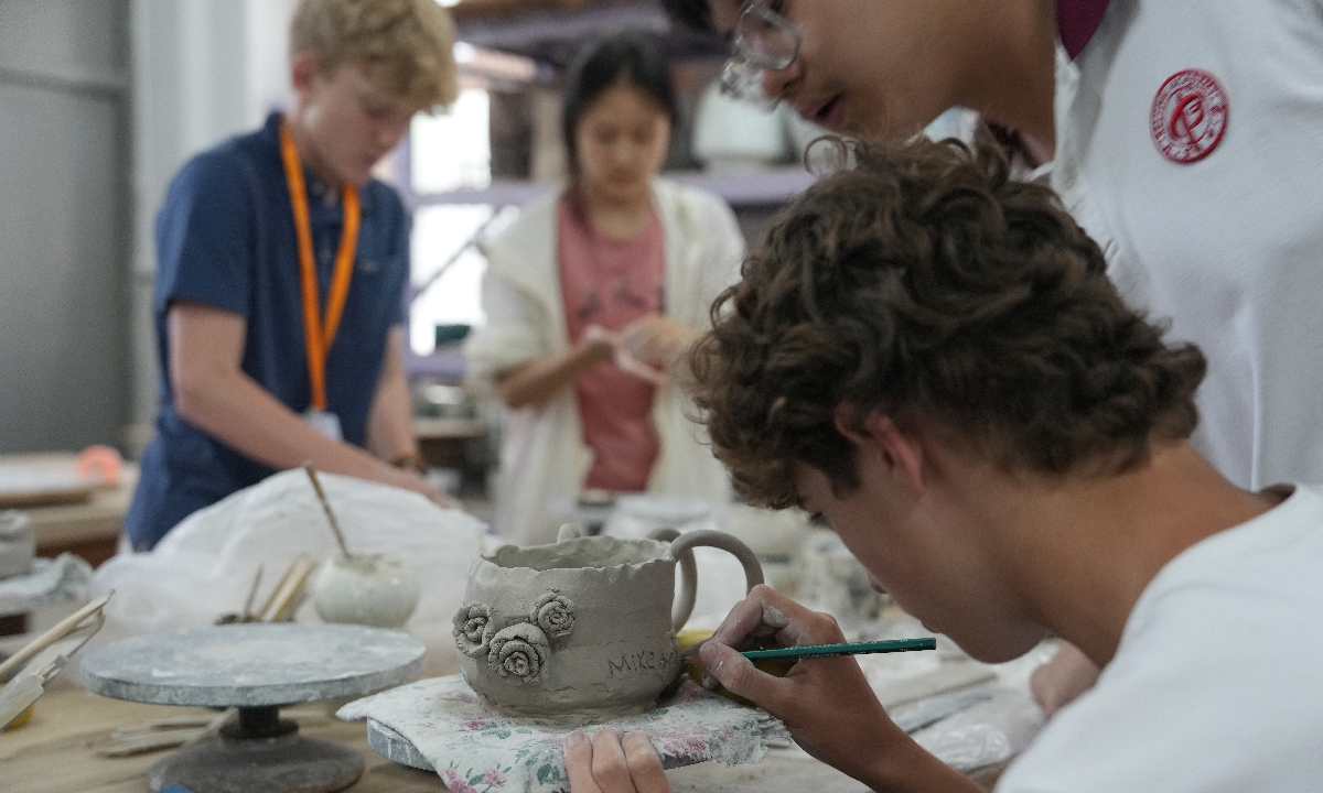 Students from Glen Rock Public Schools in New Jersey, US, experience pottery making at the Beijing Academy, on June 11, 2024.? Photo: VCG