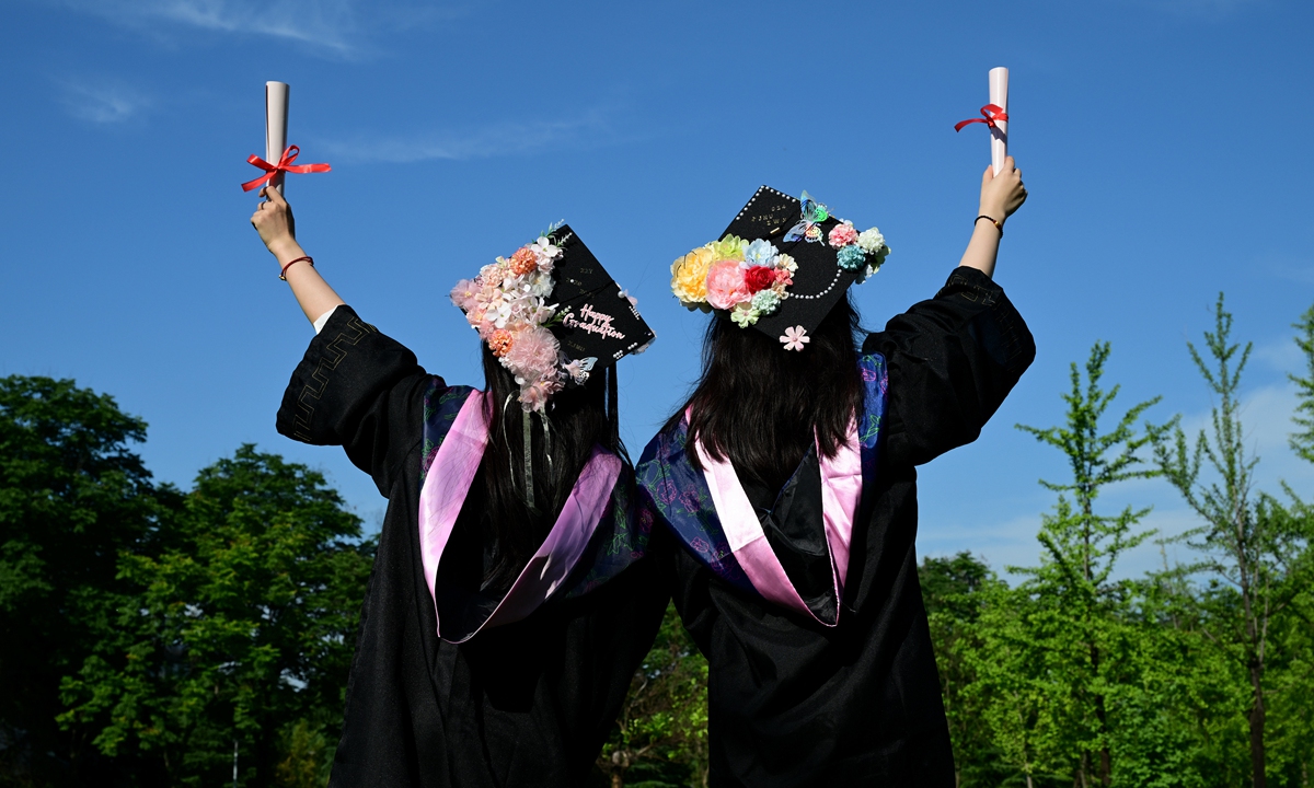 College students wear neo-Chinese style graduation gowns with mixed elements for their graduation photos in Jinhua, East China's Zhejiang Province. Photo: VCG