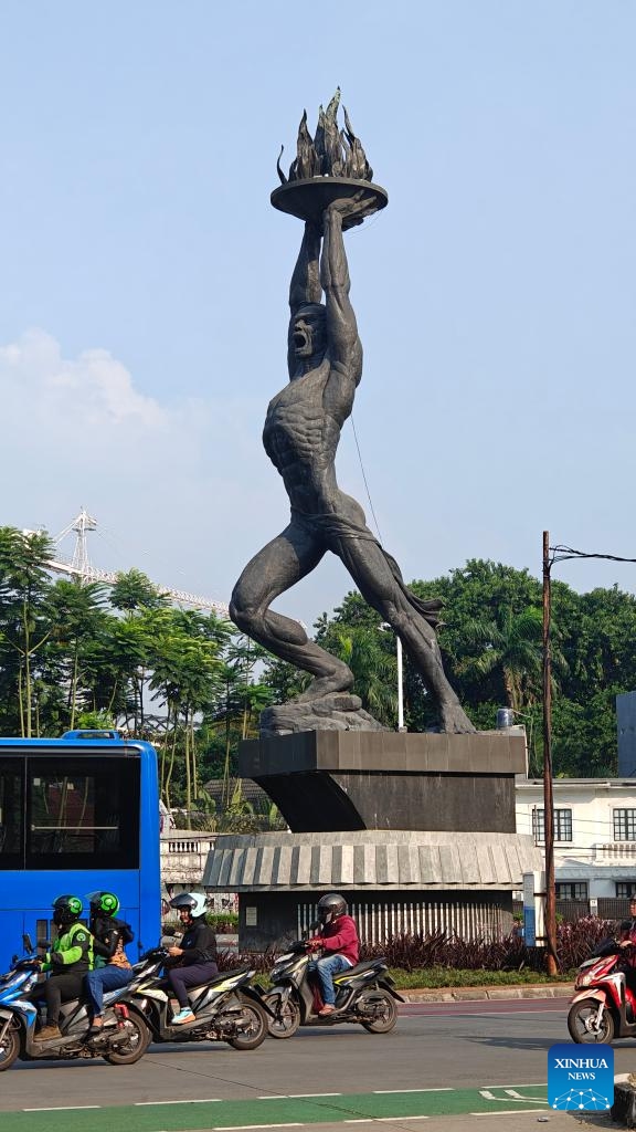 This photo taken with a mobile phone shows the Patung Pemuda Membangun statue in Jakarta, Indonesia, July 12, 2024. Located on the northwest coast of Java Island, Jakarta is the largest city in Indonesia and is currently the political, economic and cultural center of the country.  (Photo: Xinhua)