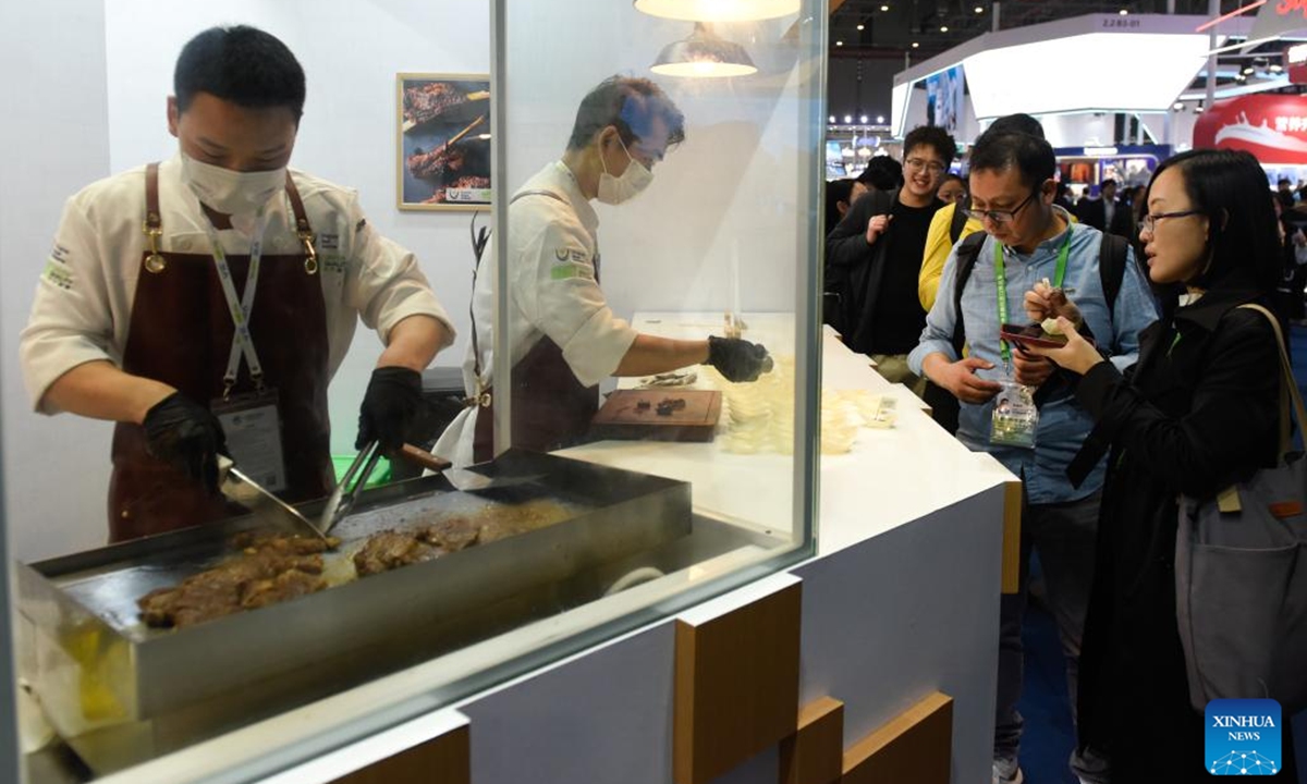 Visitors taste Uruguayan beef during the seventh China International Import Expo (CIIE) in east China's Shanghai, Nov. 6, 2024. Food and agricultural products on display at the ongoing CIIE attracted visitors' attention.  (Photo: Xinhua)