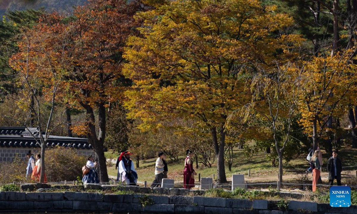 Tourists visit the Gyeongbokgung Palace in Seoul, South Korea, Nov. 6, 2024. (Photo: Xinhua)